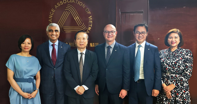 CEO Manulife Châu Á cam kết đầu tư lâu dài vào ngành bảo hiểm nhân thọ và sức khỏe tại Việt Nam - 1