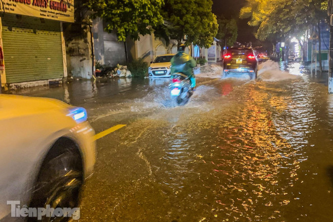 Mưa dông suốt đêm, nhiều tuyến phố Hà Nội ngập trong biển nước - 19