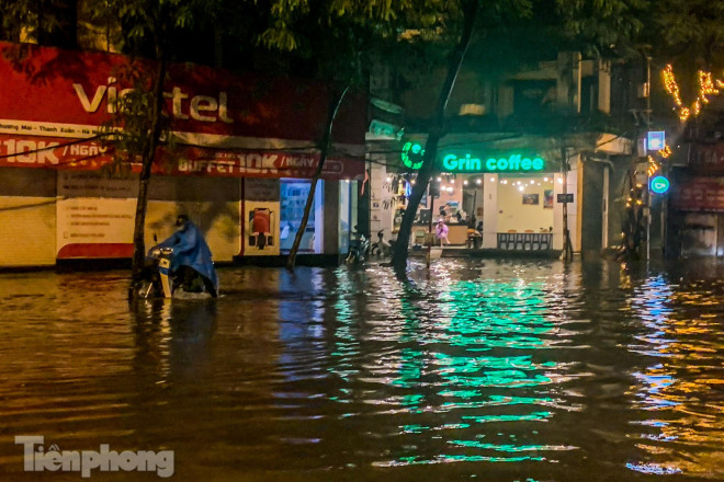 Mưa dông suốt đêm, nhiều tuyến phố Hà Nội ngập trong biển nước - 20