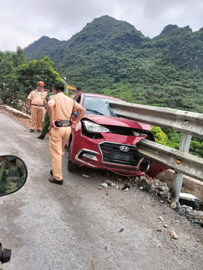 Kinh hãi cảnh hộ lan bên đường xuyên thủng kính lái ôtô, tài xế thoát nạn khó tin - 1