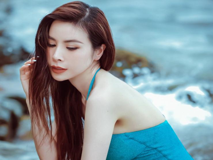 ”Hoa hậu Tiến sĩ” khoe dáng mảnh mai với áo bơi ở resort 5 sao của Thái Lan