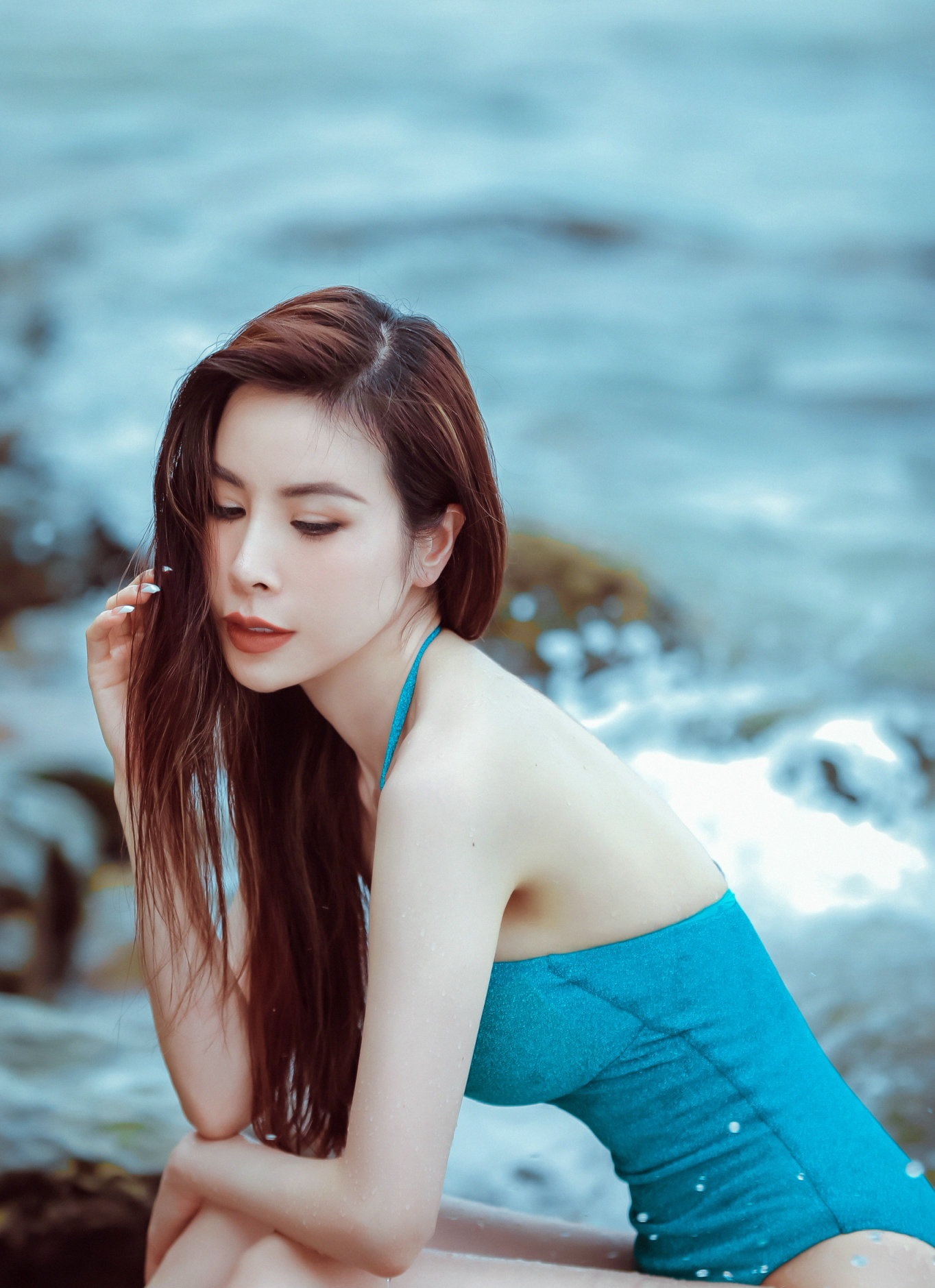 &#34;Hoa hậu Tiến sĩ&#34; khoe dáng mảnh mai với áo bơi ở resort 5 sao của Thái Lan - 3