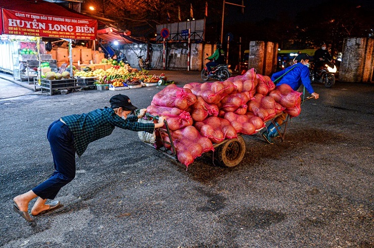 Thu nhập 3 triệu/tháng, mẹ con nữ cửu vạn chợ Long Biên ăn cá mắm sống qua ngày - 1