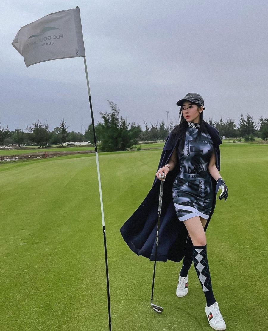 &#34;Hot girl siêu xe&#34; Quảng Bình chăm xoạc chân, chơi golf để dáng chuẩn mẫu - 7
