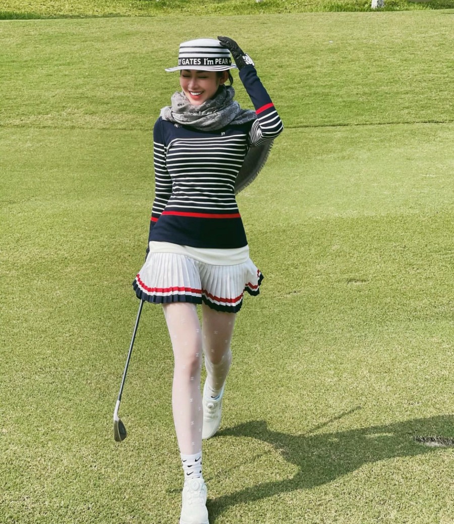 &#34;Hot girl siêu xe&#34; Quảng Bình chăm xoạc chân, chơi golf để dáng chuẩn mẫu - 5