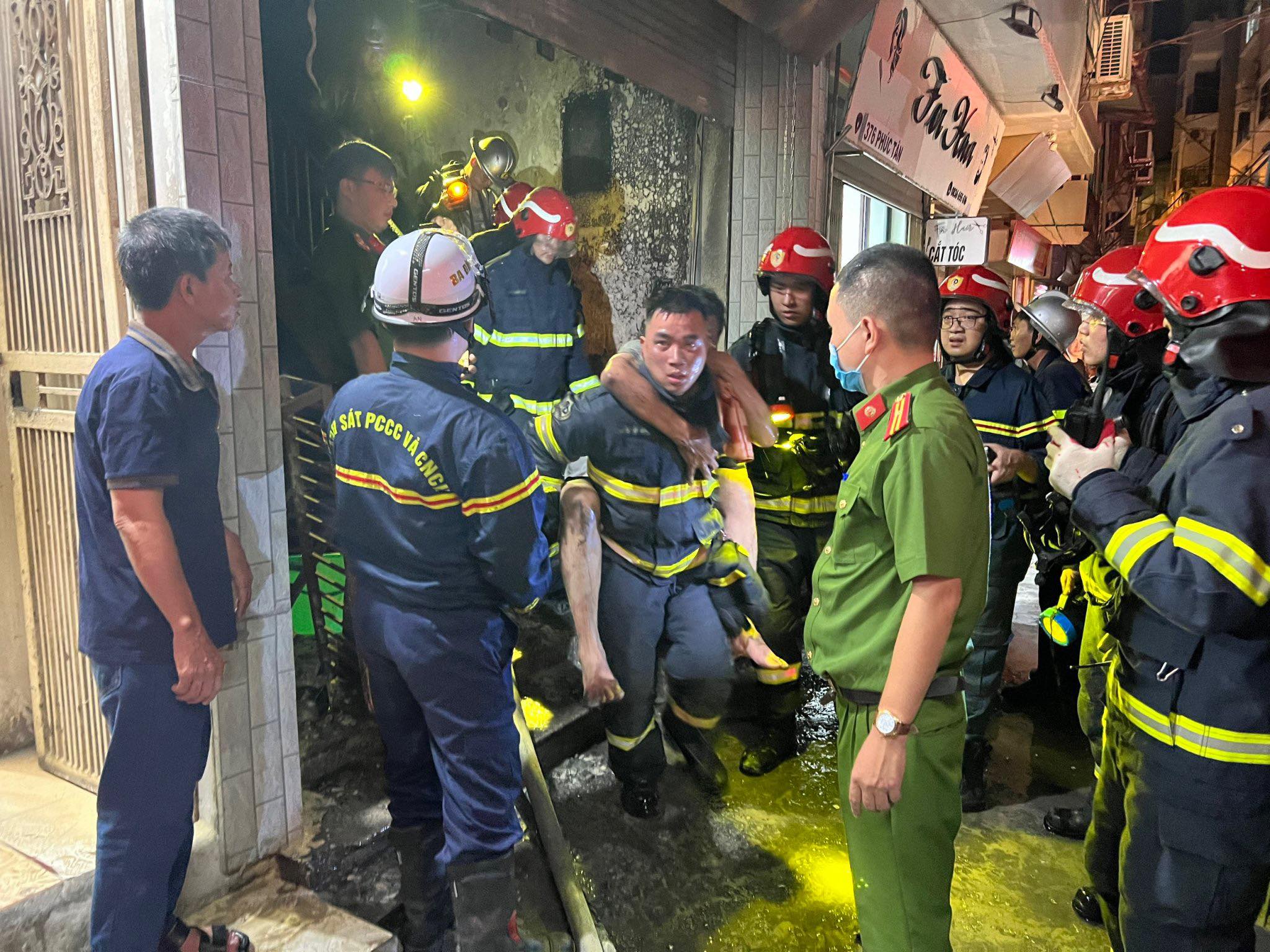 Đại tướng Tô Lâm gửi thư khen cảnh sát PCCC vụ lao vào biển lửa cứu 4 người mắc kẹt - 1