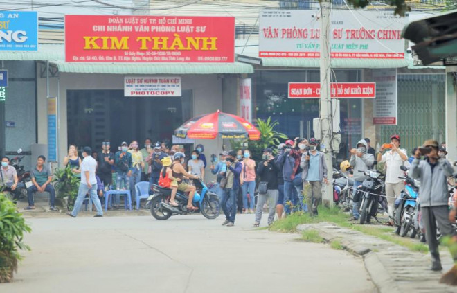 Vụ tịnh thất Bồng Lai: Nhiều Youtuber và người dân hiếu kỳ tập trung rất sớm trước cổng tòa - 3