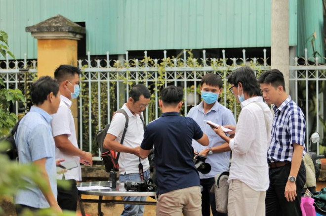 Vụ tịnh thất Bồng Lai: Nhiều Youtuber và người dân hiếu kỳ tập trung rất sớm trước cổng tòa - 5