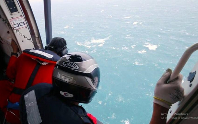 Trực thăng Hải quân tham gia tìm kiếm 8 thuyền viên Bình Thuận mất tích trên biển - 1