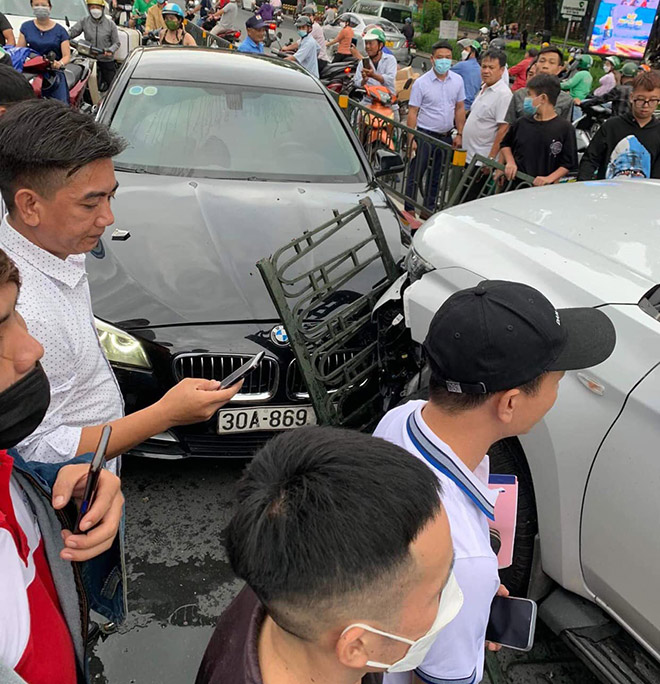 Ô tô bán tải &#34;đại náo&#34; trên phố Hà Nội, tông trúng xe BMW - 2