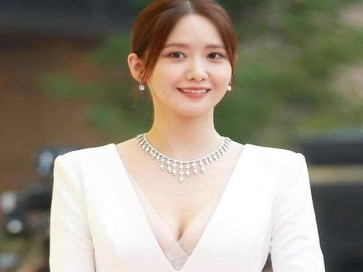”Nữ thần sắc đẹp Hàn Quốc” lên top 1 tìm kiếm vì tự sửa lại cổ áo trước đám đông