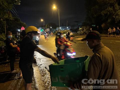 Người phụ nữ không tỉnh táo, đứng giữa đường bị 2 ô tô tông tử vong - 3