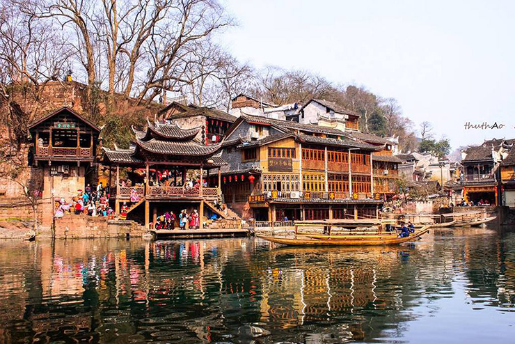 Phượng Hoàng cổ trấn được xây dựng dọc theo bờ sông Đà Giang hơn 1.000 năm trước, là một thị trấn cổ nằm ở huyện Phượng Hoàng, ở ranh giới phía tây của tỉnh Hồ Nam, Trung Quốc. 
