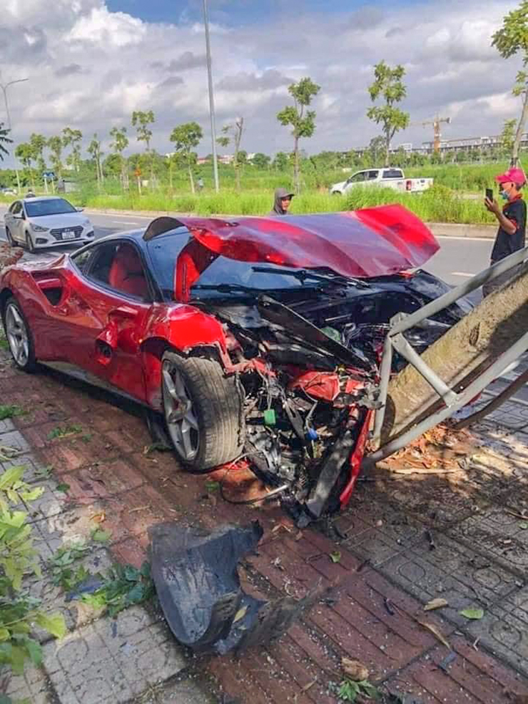 Mẫu siêu xe Ferrari 488 vừa bị tai nạn có mức giá bao nhiêu? - 1
