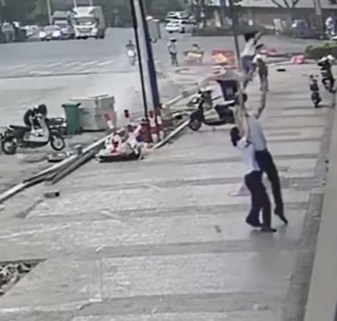 Video: Bé gái rơi từ tầng 5 và phản ứng của người đàn ông đứng bên dưới gây sốt - 1
