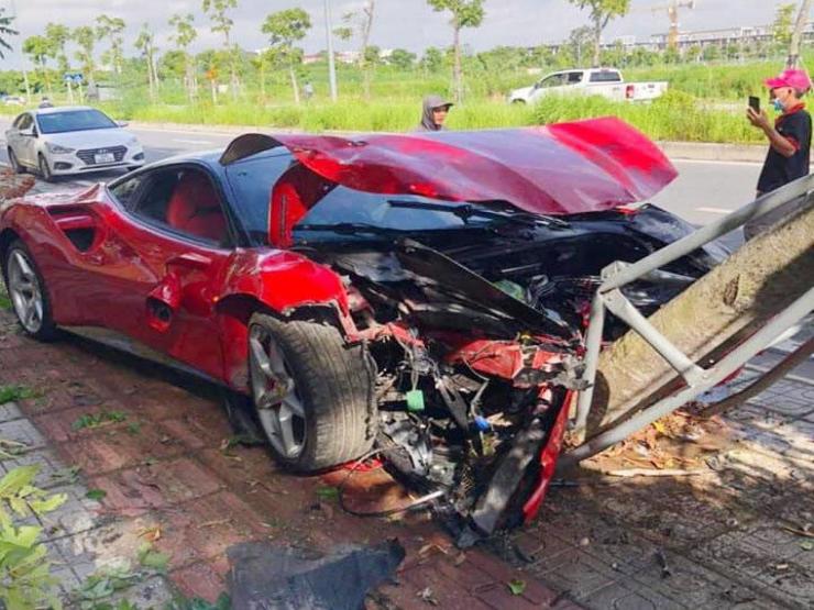 Siêu xe Ferrari bẹp rúm sau khi tông đổ cây xanh ở Hà Nội