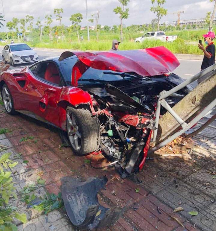 Siêu xe Ferrari bị tai nạn bẹp rúm ở Long Biên: Volvo Hà Nội nói gì? - 1