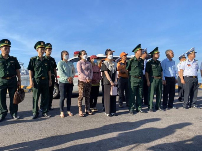 Đón 5 ngư dân Bình Thuận sống sót kỳ diệu sau 12 ngày đêm lênh đênh trên biển - 1