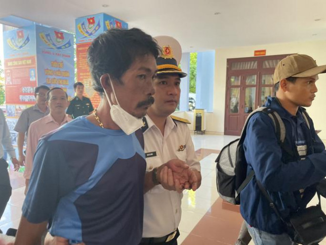 Đón 5 ngư dân Bình Thuận sống sót kỳ diệu sau 12 ngày đêm lênh đênh trên biển - 5
