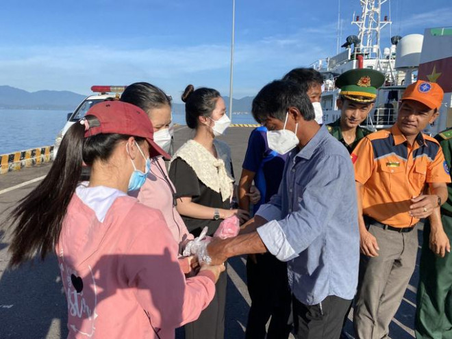 Đón 5 ngư dân Bình Thuận sống sót kỳ diệu sau 12 ngày đêm lênh đênh trên biển - 2