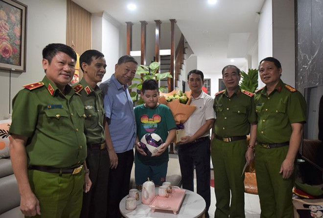 Bé trai con thương binh CAND xúc động nhận trái bóng do Bộ trưởng Tô Lâm trao tặng - 1