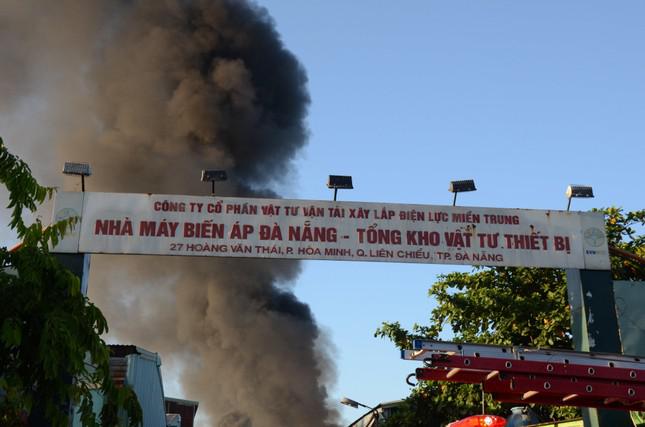 Hàng trăm người dập lửa tại kho vật tư của nhà máy Biến áp Đà Nẵng - 1