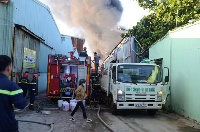 Hàng trăm người dập lửa tại kho vật tư của nhà máy Biến áp Đà Nẵng - 2