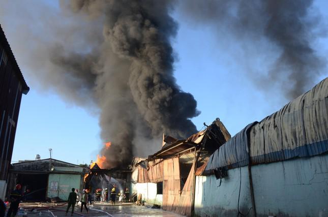 Hàng trăm người dập lửa tại kho vật tư của nhà máy Biến áp Đà Nẵng - 3