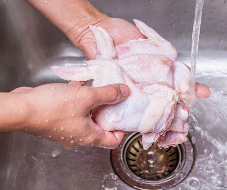 Chuyên gia chỉ ra lý do tại sao bạn không nên rửa thịt gà trước khi nấu - 1