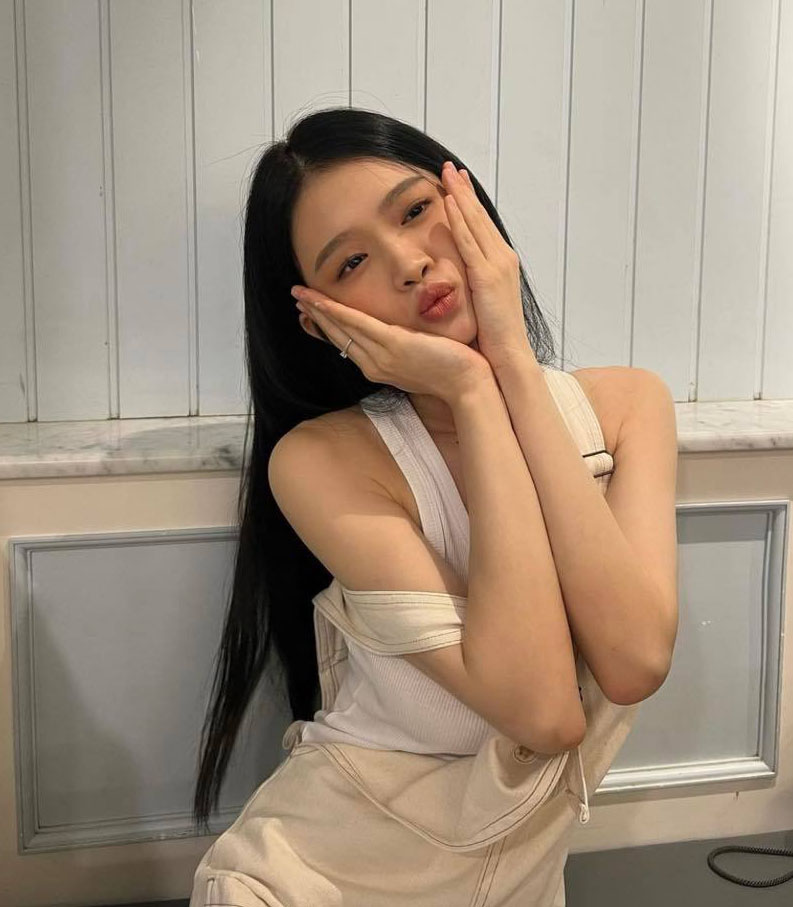 Chán style “chín ép”, hot girl Link Ka được khen ngợi với phong cách