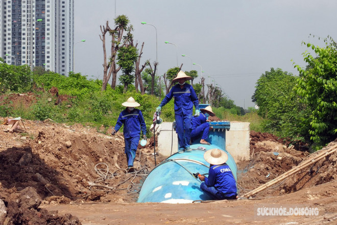 Cận cảnh ống dẫn nước khổng lồ nằm dọc đại lộ Thăng Long đợi ngày lắp đặt - 6