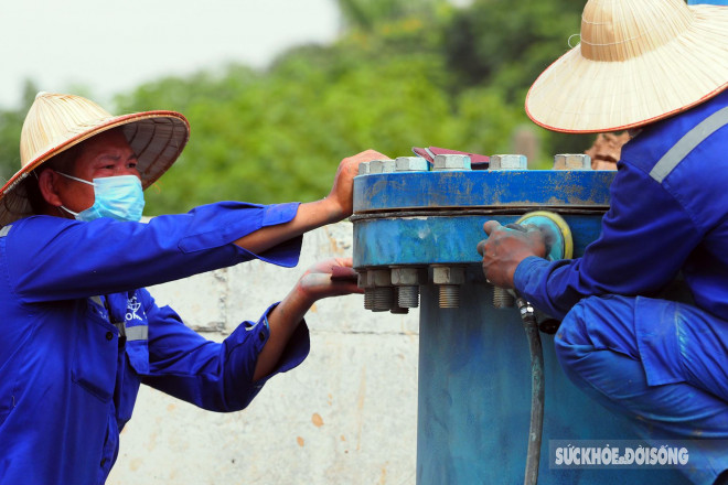 Cận cảnh ống dẫn nước khổng lồ nằm dọc đại lộ Thăng Long đợi ngày lắp đặt - 7