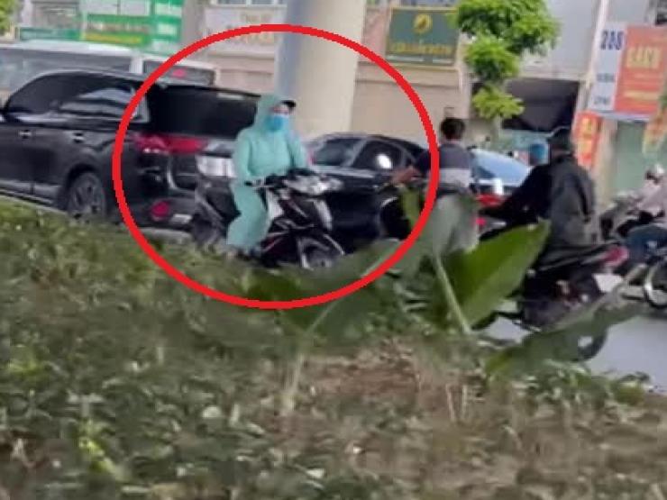 Clip: Nữ “ninja” chạy ngược chiều vun vút, lách ô tô trên phố Hà Nội