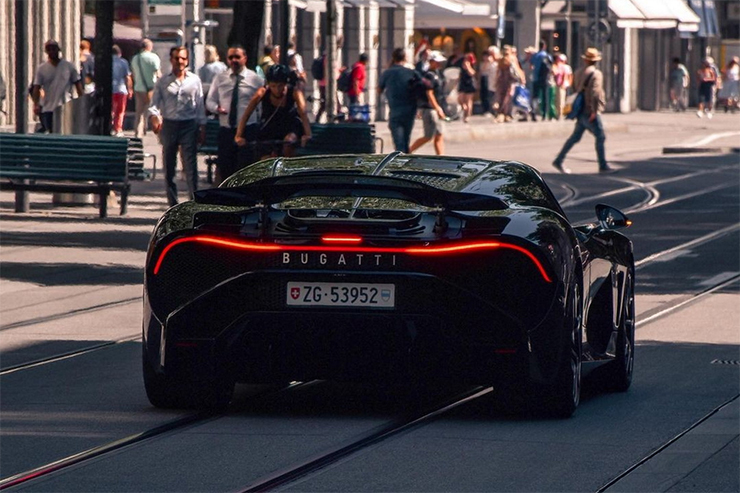 "Cực phẩm" đắt đỏ nhất của Bugatti xuống phố với biển số gây chú ý - 1