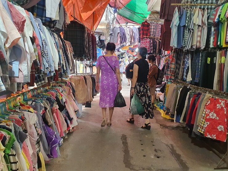 Khám phá chợ hàng Si lớn nhất Hà Nội, quần áo “hàng hiệu” chỉ từ 10 nghìn đồng/chiếc - 1