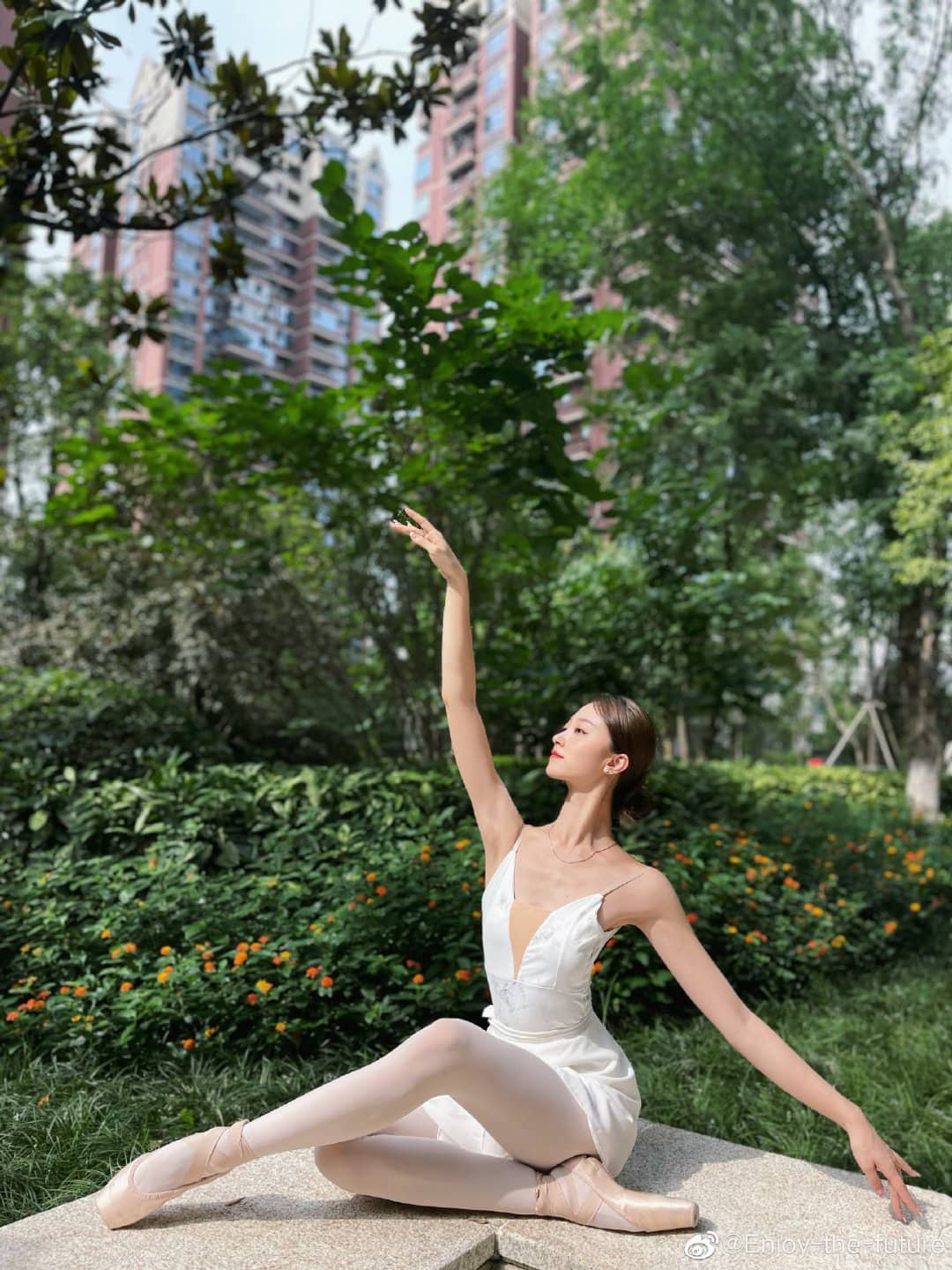 Mỹ nữ ballet Tứ Xuyên đẹp chuẩn &#34;mình hạc xương mai&#34; làm gì cũng thanh thoát - 1