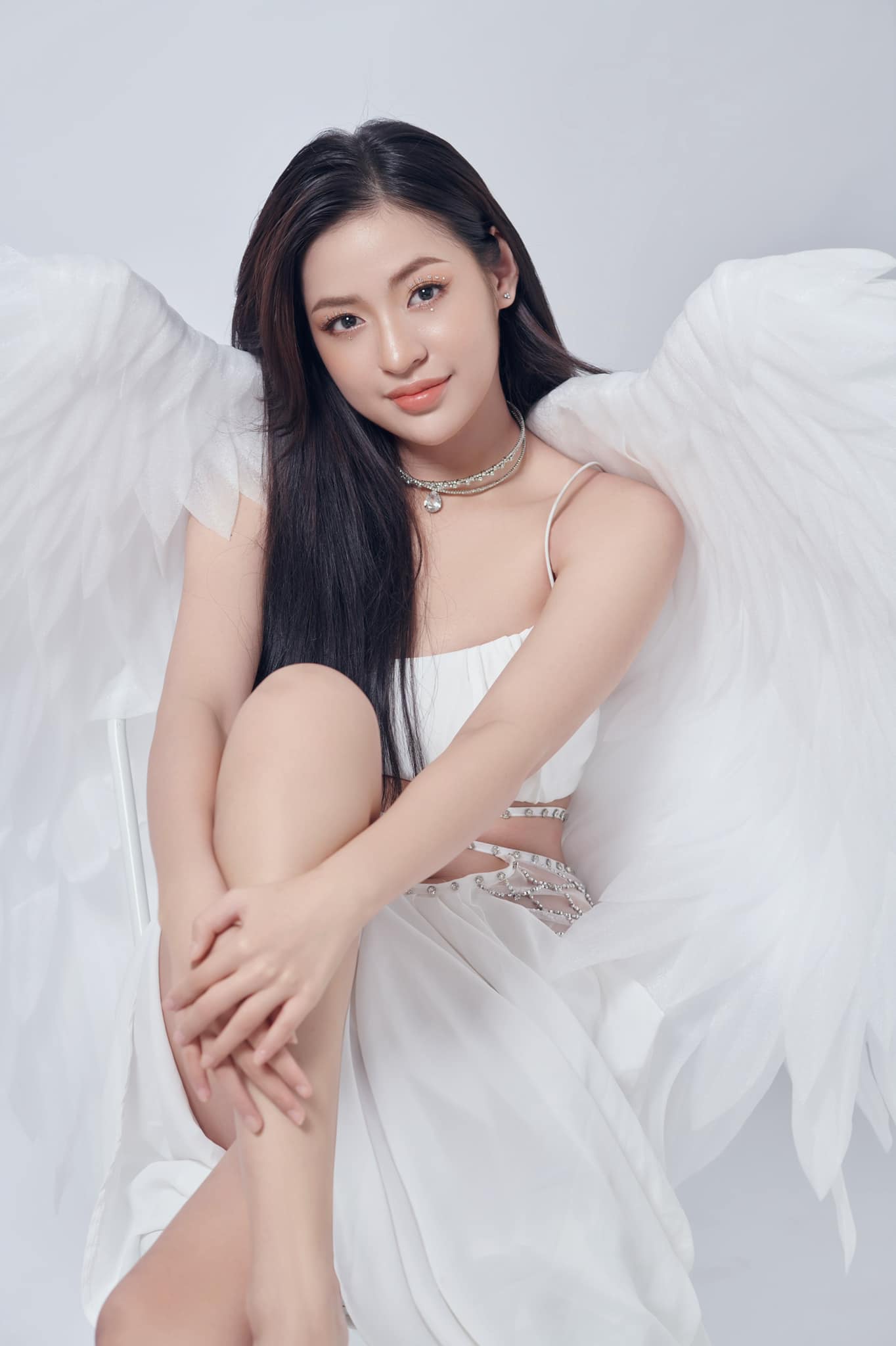 Hot girl "trứng rán" lộ nhan sắc thực tế, khán giả "đốt đuốc" tìm đôi chân dài 1,13m? - 1