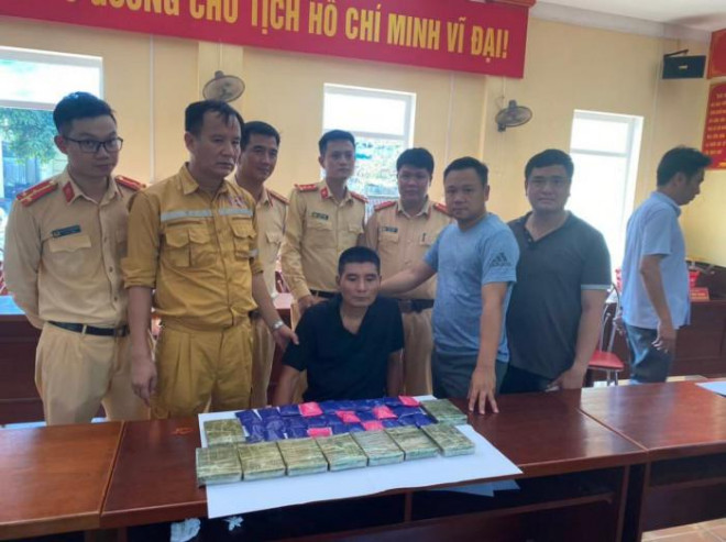 Tài xế xe Santa Fe bị bắt cùng 9 bánh heroin và 30 túi hồng phiến khai gì? - 2