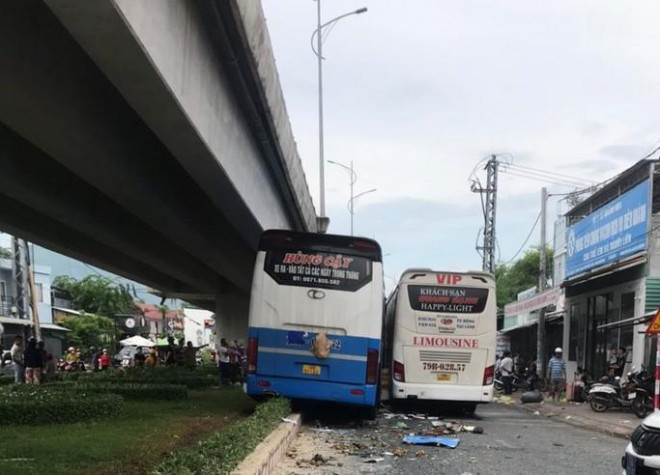 Khánh Hòa: Hai xe khách &#34;kẹp nhau&#34; dưới chân cầu vượt, 1 người chết - 2