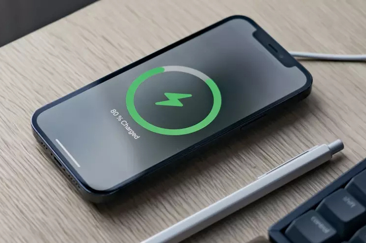 Sạc iPhone bằng cáp hay sạc không dây tốt hơn? - 1