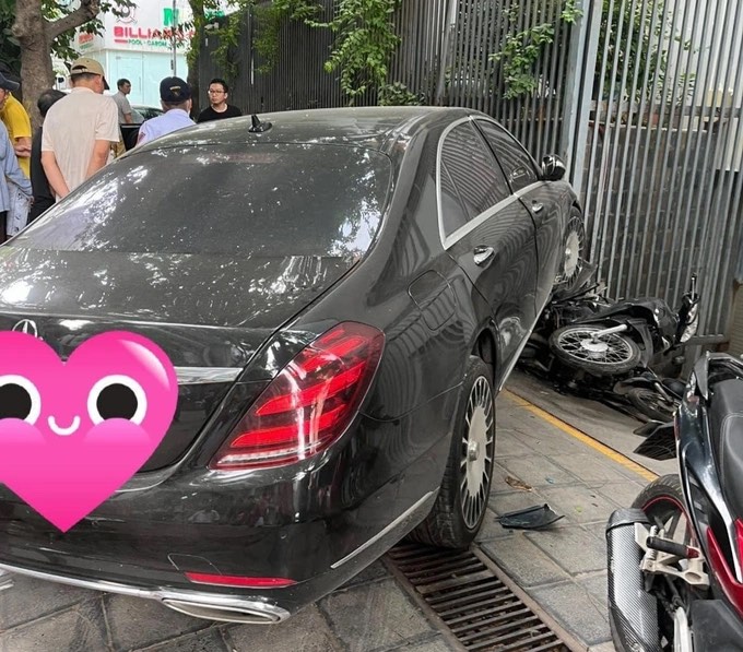 Hà Nội Xe Mercedes va chạm liên tiếp với 2 xe máy rồi tông vào gốc cây bên  đường Cao Bá Quát