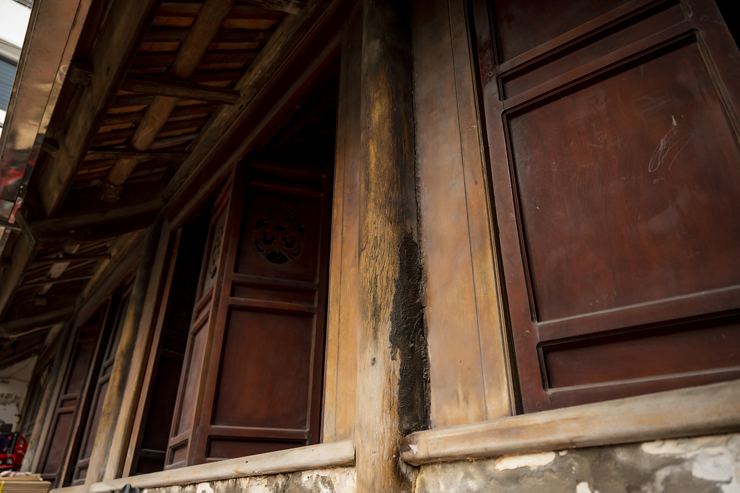 Cận cảnh ngôi nhà gỗ lim ở Hà Nội được dựng “thần tốc” trong một đêm - 3