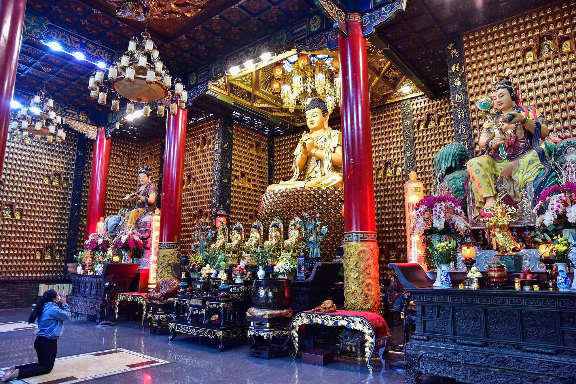 Kỳ vĩ chánh điện chùa trưng biện 10.000 tượng Phật ở TP.HCM - 2