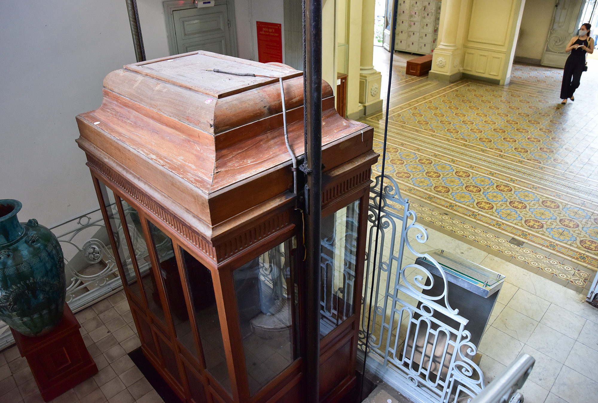 Thang máy gần 100 tuổi trong dinh thự 99 cửa của đại gia Sài Gòn xưa - 4