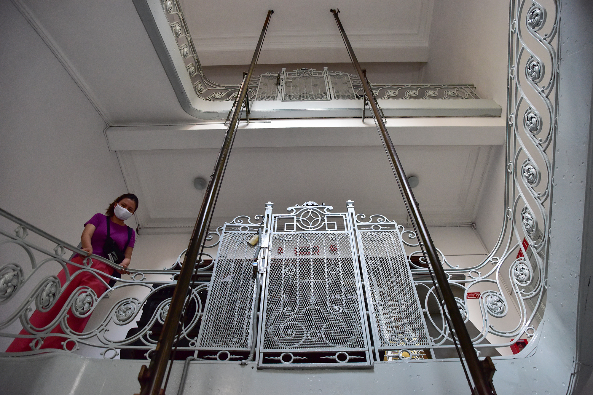 Thang máy gần 100 tuổi trong dinh thự 99 cửa của đại gia Sài Gòn xưa - 8