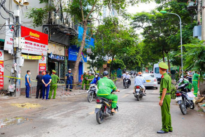 Khám nghiệm hiện trường vụ cháy quán karaoke khiến 3 chiến sĩ công an hy sinh - 1