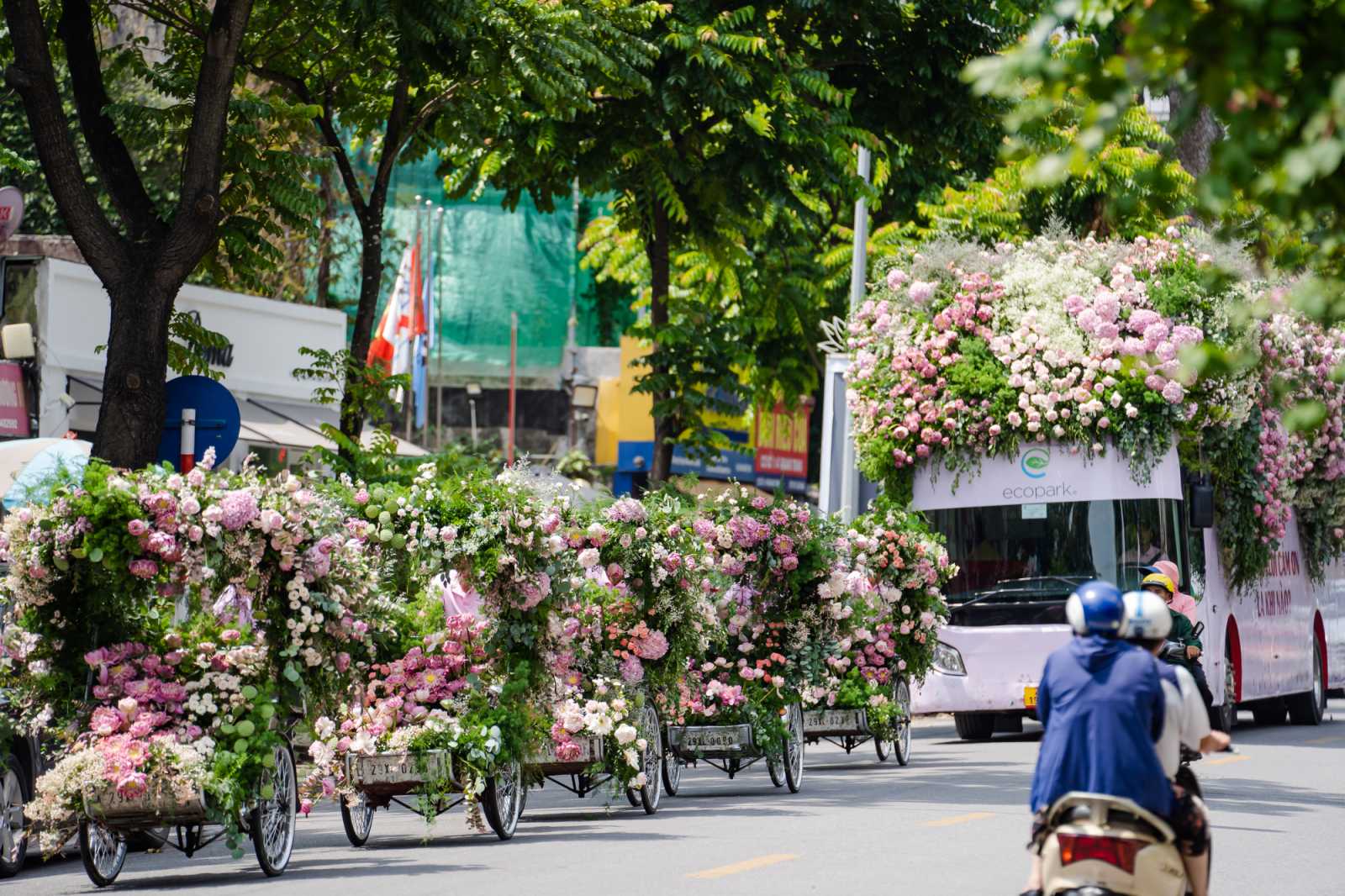Roadshow siêu ấn tượng với đoàn xe phủ ngập tràn hoa sen trên đường phố Thủ đô - 1