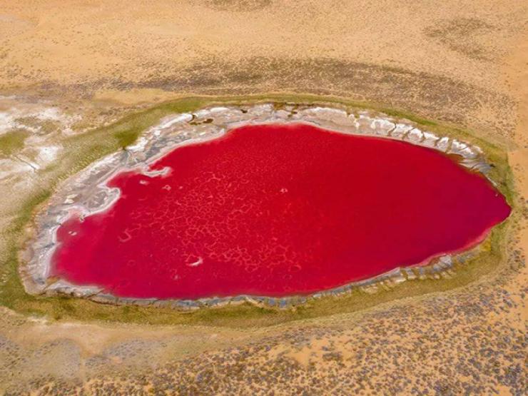Hồ nước có màu hồng kỳ lạ nằm giữa sa mạc