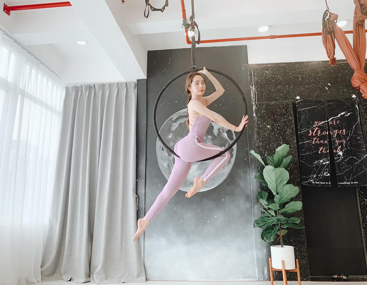 Quỳnh Nga diện váy bodycon khoe body đẹp như đúc tượng nhờ "mê tập như mê diễn" - 3