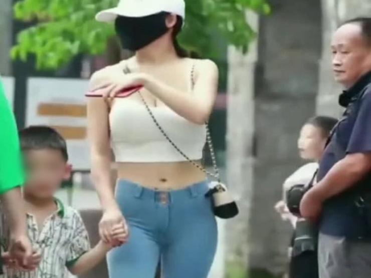 Các bà mẹ Trung Quốc gây tranh cãi mặc skinny jean, legging đi đón con